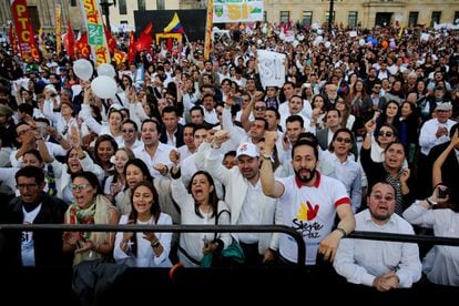 Cientos de personas observan la firma del acuerdo final de paz entre el Gobierno colombiano y la guerrilla de las FARC durante 'El concierto de la Paz', en la Plaza de Bolívar de Bogotá (Colombia).