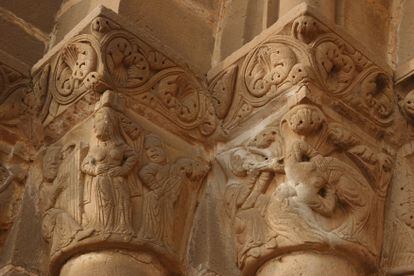 Bailarinas, una de ellas se contorsiona, a la derecha, y músicos en capiteles de la iglesia románica de Santiago de Agüero (Huesca).
