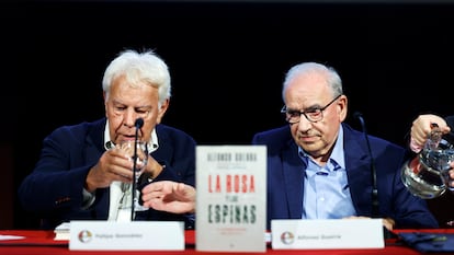 El expresidente del Gobierno Felipe González durante la presentación del libro 'La rosa y las espinas' del exvicepresidente del Gobierno Alfonso Guerra, este miércoles en Madrid.