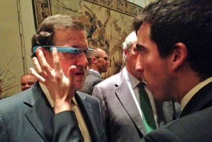 Bruno Sánchez-Andrade coloca las Google Glass a Rajoy, en 2014.