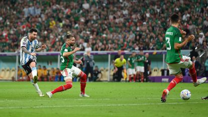 Leo Messi, tras realizar un disparo que supuso su gol ante México este sábado en el estadio Lusail, en Qatar.