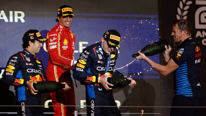 Max Verstappen celebra la victoria en el podio con Checo Pérez y Carlos Sainz, este sábado en el Gran Premio de Baréin.