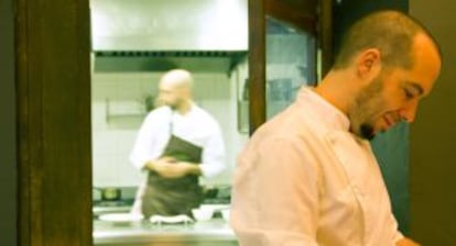 Luis Moreno y Daniel Ochoa (derecha), en la cocina del restaurante Montia, en San Lorenzo de El Escorial (Madrid).