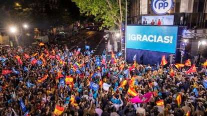 Seguidores del PP celebraban los resultados de las elecciones del 28 de mayo frente a la sede de la formación en Madrid.