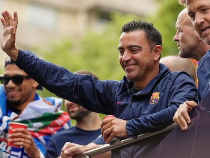 Xavi Hernández,  este lunes, durante la celebración del título de Liga por las calles de Barcelona.