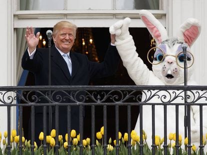 El presidente Donald Trump con el conejito de Pascua en el balcón de Truman de la Casa Blanca en Washington.