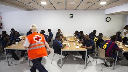La Cruz Roja atiende a migrantes llegados a Barcelona en julio de 2019.