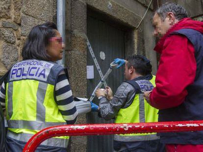 Agentes policiales precintan un local en A Pedra en el año 2014.