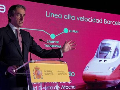 El ministro de Fomento, Íñigo de la Serna, durante la presentación en Barcelona del nuevo servicio de alta velocidad de Renfe en España bautizado con el nombre de EVA.