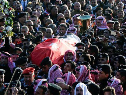 Funeral de una de las v&iacute;ctimas del atentado del domingo en Karak, Jordania.