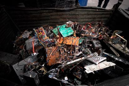 Imagen de archivo de una planta de reciclaje de componentes electrónicos.