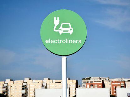 Cartel de una electrolinera en Paterna, Valencia.