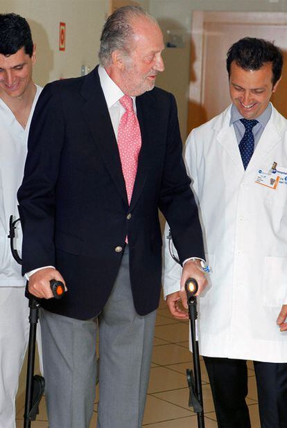 El Rey don Juan Carlos recibe el alta en el hospital San José.