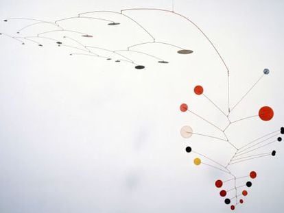 Obra de Calder &#039;Triple gong&#039;, de 1948, que se exhibe en la muestra de la Tate Modern. Abajo, &#039;Dos acr&oacute;batas&#039;, de 1929.