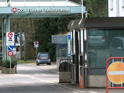 Un joven cruza la frontera entre Alemania y Suiza.