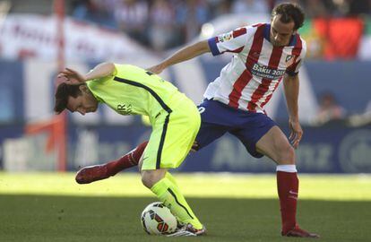 Messi controla la pilota davant Godín.
