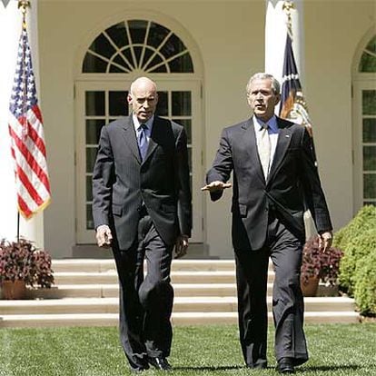 George W. Bush pasea ayer por el jardín de la Casa Blanca con su principal asesor económico, Ed Lazear.