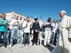Un grupo de presos aplaude al papa Francisco en su visita a la cárcel d Castrovillari, parte de su viaje a Calabria, el 21 de junio de 2014.