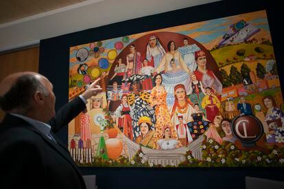 Ricardo Leal señala un mural en la sede de CL Grupo industrial que homenajea a las mujeres de los países donde se han comercializado las joyas de Cristian Lay.
