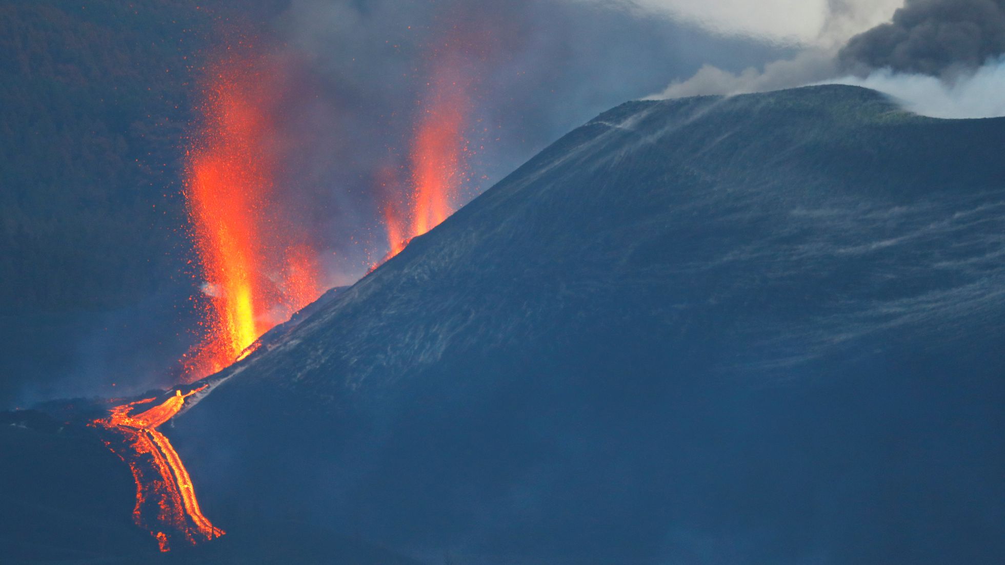 Se abren nuevos focos emisores en el volcán de La Palma: los científicos prevén la erupción más larga en 500 años | Sociedad | EL PAÍS