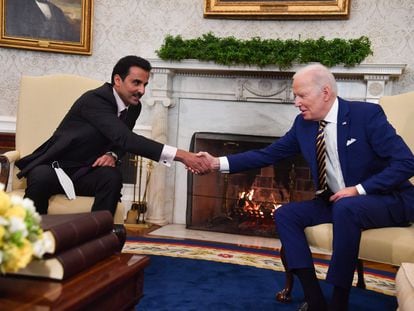 El presidente de EE UU, Joe Biden, y el emir de Qatar, Tamim Bin Hamad al Thani, en enero de 2022 en la Casa Blanca.