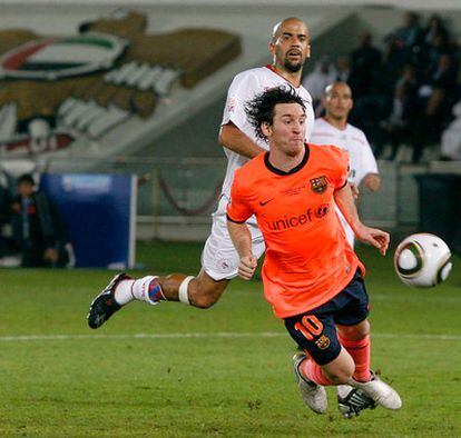 Messi, en el momento de marcar con el pecho el gol de la victoria del Barça.