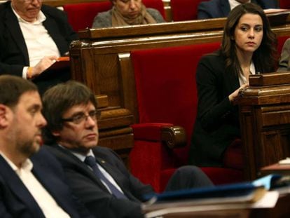 Inés Arrimadas observa Oriol Junqueras i el president Carles Puigdemont.