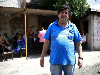 El "brujo" Manuel frente a la casa donde recibe a sus seguidores, en Gonnet, en las afueras de la ciudad de La Plata.