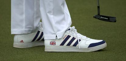 Un golfista en los Juegos Olímpicos de Rio 2016 con zapatillas de Adidas.
