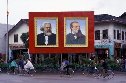 Retratos de Karl Marx y Friedrich Engels en una calle de Chengdu (China), en septiembre de 1986.