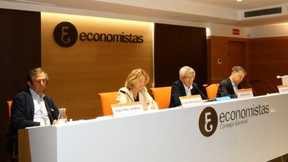 Íñigo Fernández de Mesa, presidente del IEE; Amelia Pérez Zabaleta, vicepresidenta del CGE; Valentín Pich, presidente del CGE; y Jordi Sevilla, exministro de Administraciones Públicas.