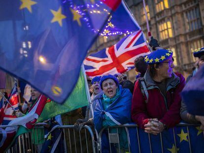 Partidarios del Brexit y de la UE se manifiestan frente al Parlamento británico.