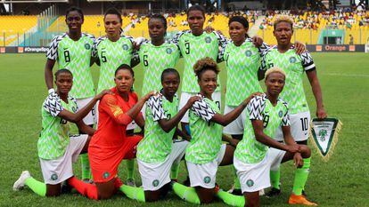 La selección nigeriana de fútbol femenino, antes de iniciar un partido. 
 