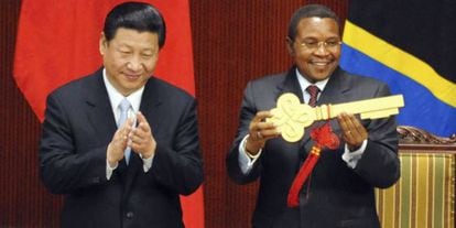 El presidente chino, Xi Jinping (i), y su hom&oacute;logo tanzano, Jakaya Kikwete, hoy en Dar es Salaam.