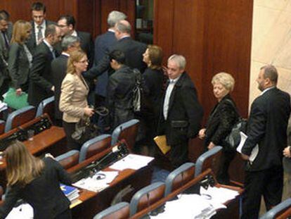 Miembros del Parlamento de Macedonia a su salida de la tras votar por la disolución de la misma.