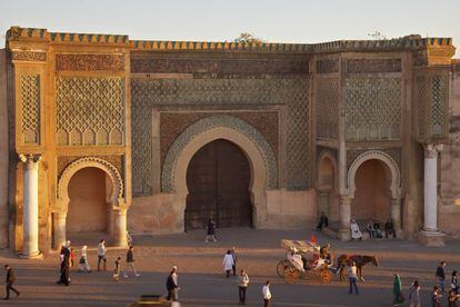Para levantarla, el sultán Moulay Ismail saqueó tanto palacios en Marraquech como las ruinas romanas de la vecina Volubilis, de las que extrajo la piedra y el mármol para construir las magníficas fortificaciones y puertas de Mequinez, que ha reabierto al público su fabuloso mausoleo de Ismail tras varios años de trabajos de restauración. Mequinez todavía no recibe muchos turistas extranjeros, a pesar de que esta ciudad del norte de Marruecos, entre Rabat y Fez, es divertida, barata y ofrece alojamiento en ‘riads’ a precios asequibles. Al anochecer, la plaza el Hedim, que se asemeja a la famosa Jemaa el Fna de Marraquech, se convierte en foro y lugar de encuentro.