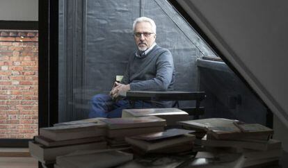 El escritor Allan Hollinghurst  en su casa de Londres.