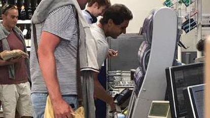 Nadal compra en un supermercado de Wimbledon.