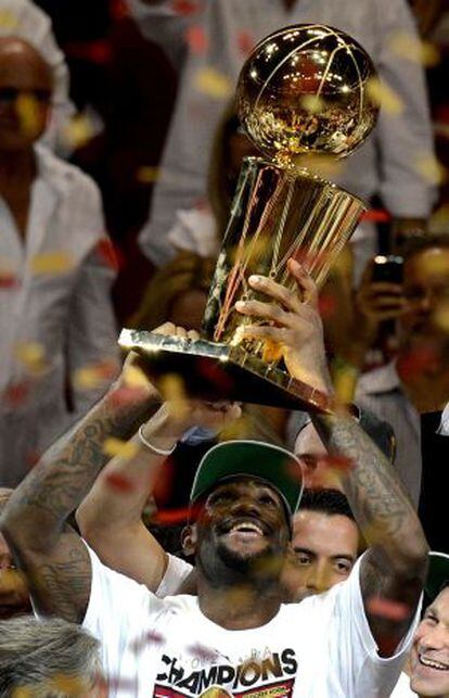 LeBron James sostiene el trofeo Larry O'Brien, que acredita al campeón de la NBA