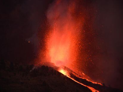 Imagen del volcán, la pasada noche.