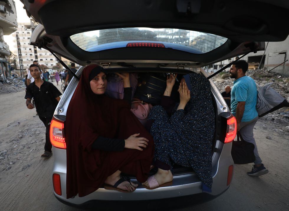 Varias personas huyen de Ciudad de Gaza, el domingo. 