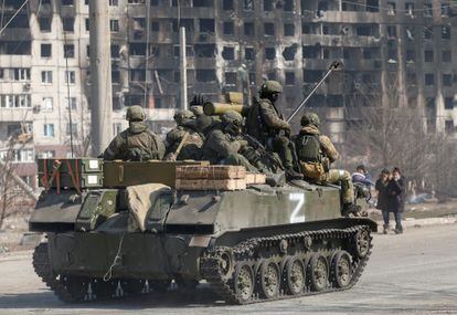 Soldados rusos sobre un tanque en Mariupol, el 24 de marzo.