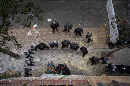 Enfrentamiento entre agentes de los Mossos d'Esquadra y un grupo de activista durante un desahucio en Barcelona, el pasado diciembre.