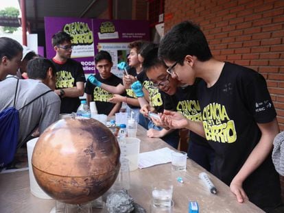 Varios estudiantes muestran un experimento impulsado por el CSIC en el  Instituto Vallecas-Magerit de Madrid. 