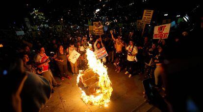 Piñata con la imagen de Donald Trump es quemada en Los Angeles, California.