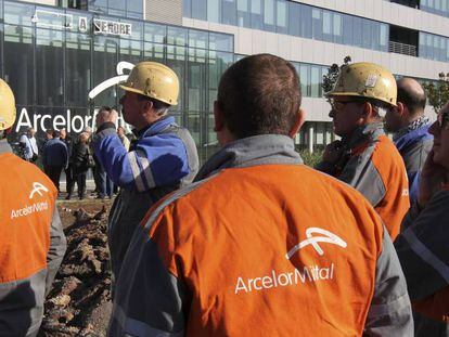 Trabajadores de ArcelorMittal frente a una planta de la compa&ntilde;&iacute;a.