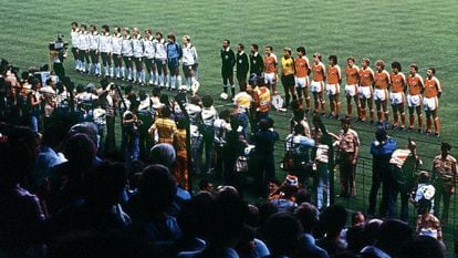 Los futbolistas alemanes y los austriacos posan antes del partido.