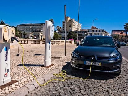 Un coche eléctrico, durante una recarga en Estoril.