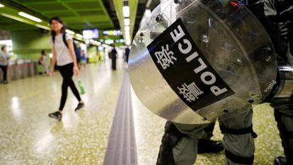 Fuerzas antidisturbios vigilan el metro de Hong Kong. 