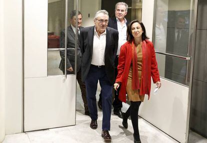 La portavoz parlamentaria del PSOE, Margarita Robles, con otros diputados en el Congreso.